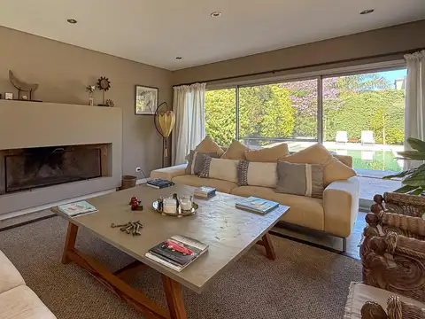 Casa 7 ambientes con 2 baños