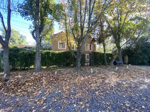 Venta - Casa 5 amb. Pileta, Jardín y Quincho - 2 Lotes / Los Ñanduces