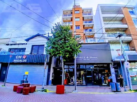 Impecable 2 ambientes en alquiler. Semipiso con balcón, gran luz natural y detalles de calidad