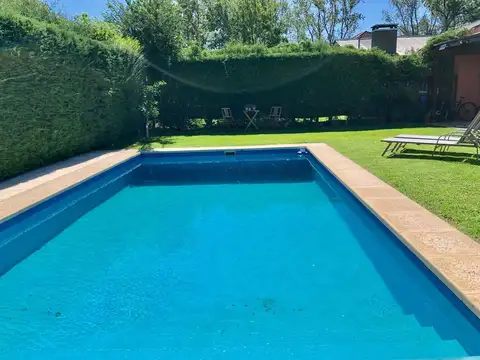 Casa 4 ambientes con 2 baños
