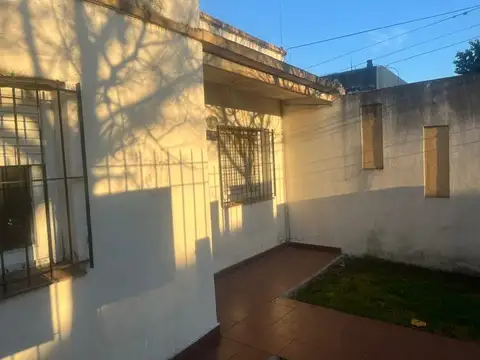 Casa 6 ambientes con 2 baños