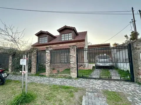 CASA 4 AMB EN VENTA HURLINGHAM LOTE DE 384 MTS