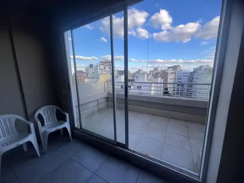 2 ambientes, con patio descubierto de uso exclusivo, y baulera