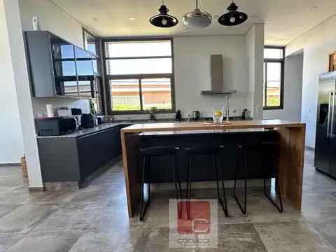Casa en Venta con 4 cocheras