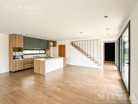 Casa 7 ambientes con 4 baños