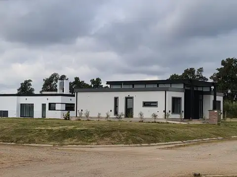REMAX VENDE CASA A ESTRENAR EN SOLARES DE PAUCKE