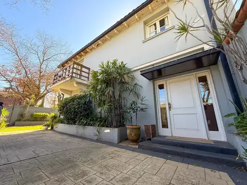 Casa en Venta Con 4 Dormitorios y Jardín - La Lucila, Vicente López