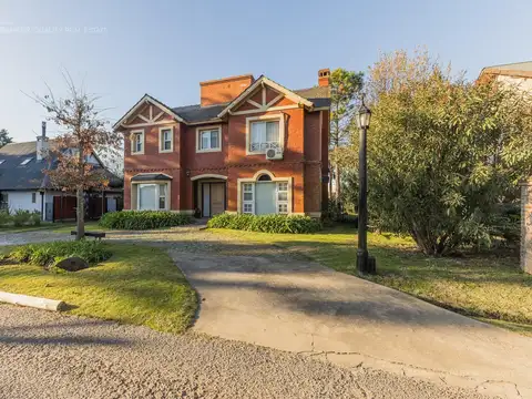 Casa en Venta con 4 cocheras