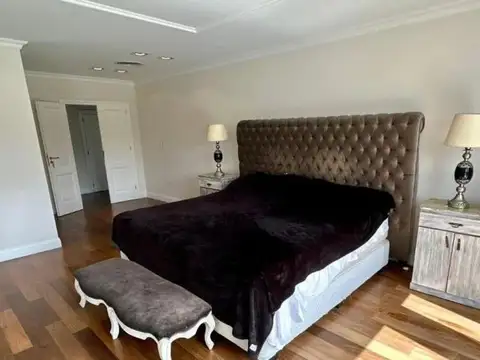 Casa sobre lote al agua, 7 dor/ jardin, piscina