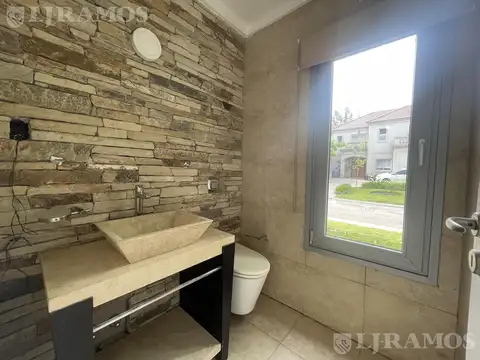 Casa en Alquiler con 4 cocheras