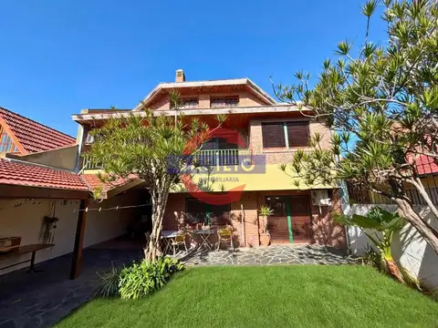 CASA DE 6 AMBIENTES EN TRES PLANTAS, CON JARDÍN, GALERÍA, PLAYROOM Y COCHERA – VILLA ADELINA