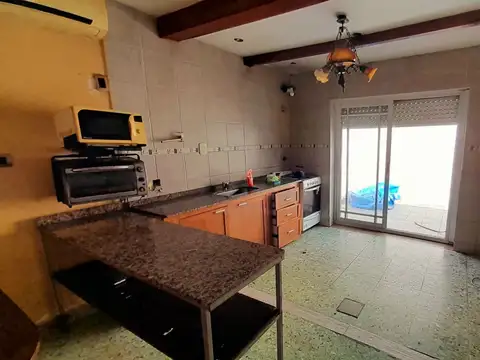 Olivos - Excelente ubicación! PH al medio con 2 Patios y Terraza!