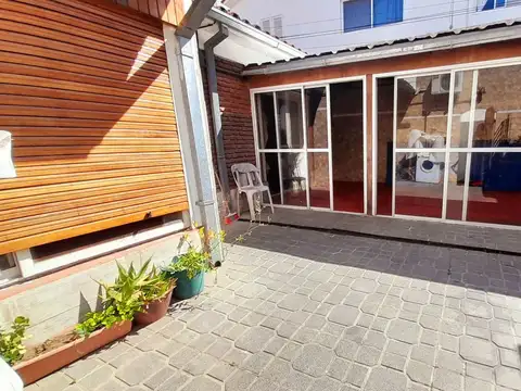 Olivos - Excelente ubicación! PH al medio con 2 Patios y Terraza!