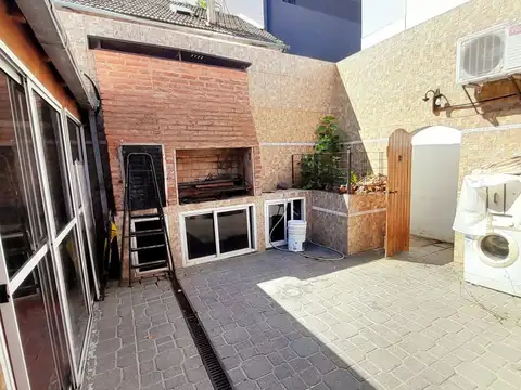 Olivos - Excelente ubicación! PH al medio con 2 Patios y Terraza!