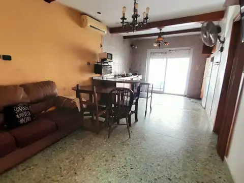 Olivos - Excelente ubicación! PH al medio con 2 Patios y Terraza!