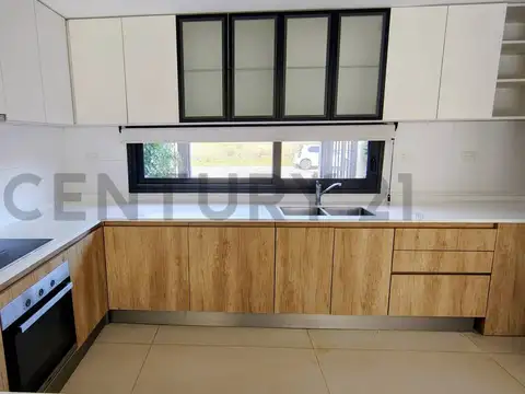 Casa en Alquiler con 1 cochera