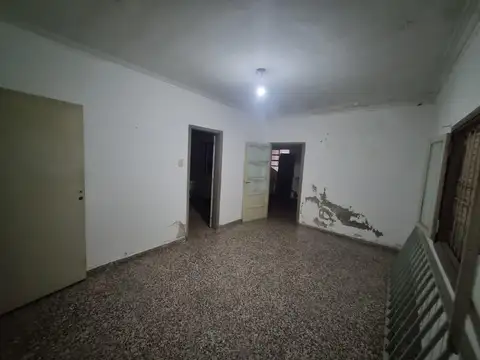 Casa 8 ambientes con 2 baños