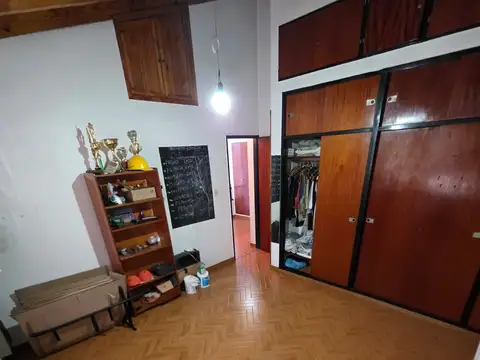 EXCELENTE CASA 4 AMB. CON DEPENDENCIA - PATIO - QUINCHO - TERRAZA - 2 GARAGES - MUY BUENA UBICACION