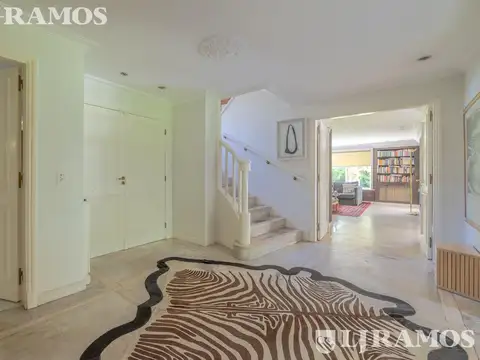 ESPECTACULAR casa con 3 suite, sobre lote de 1.800 m2 en el barrio Las Casuarinas - San Isidro.