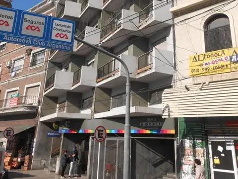 3 AMPLIOS AMBINENTES CON PATIO AL FRENTE S/ AV. MITRE