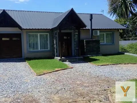 Casa 6 ambientes con 2 baños