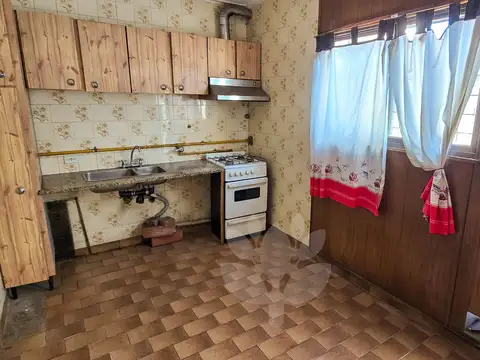 Venta en block local comercial con patio más departamento piso único en planta alta de dos dormitorios y dos baños.