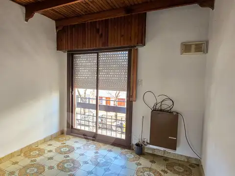 Venta en block local comercial con patio más departamento piso único en planta alta de dos dormitorios y dos baños.