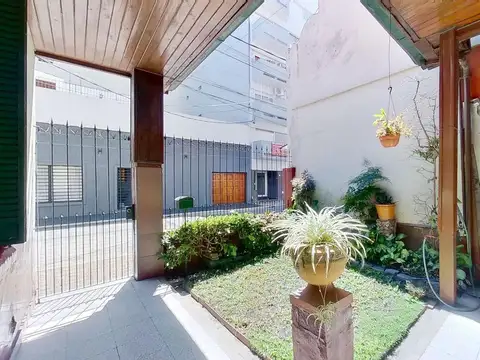 CASA 4 AMBIENTES EN 2 PLANTAS CON JARDÍN