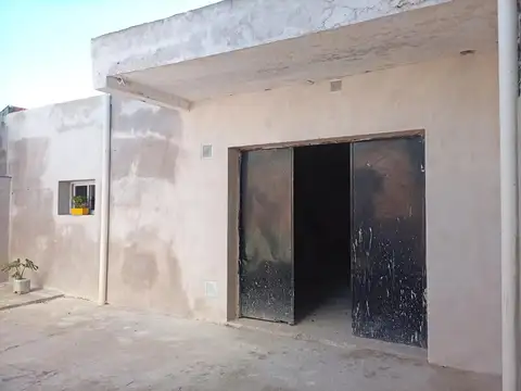 Local Interno con pasillo de ingreso amplio