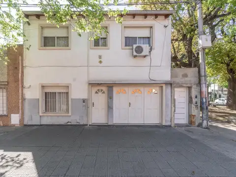 VENTA/PERMUTA -Casa de 3 dormitorios con cochera y Jardin. Echesortu, Rosario.