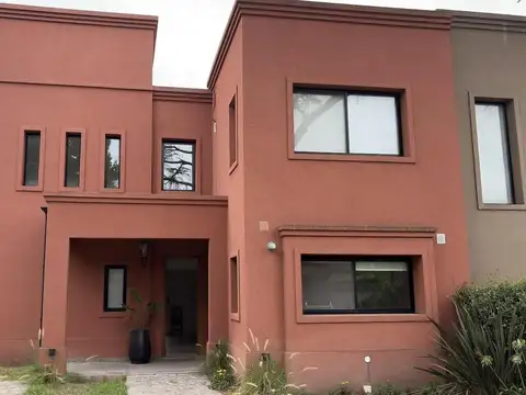 CASA EN VENTA EN BARRIO CERRADO CON PORTÓN, BELLA VISTA