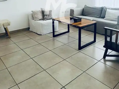Casa en Alquiler con 4 cocheras