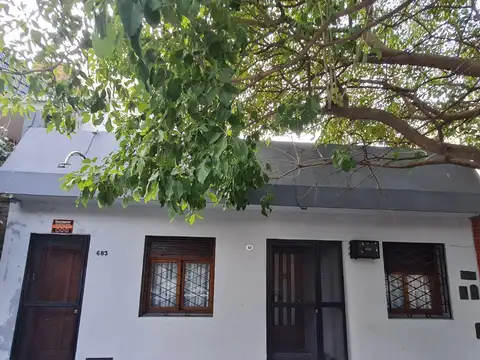 Casa multifamiliar 6 ambientes, con patio y  doble entrada