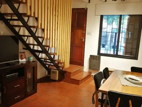 DUPLEX INMEJORABLE   MUY BONITO  CON COCHERA Y PATIO  