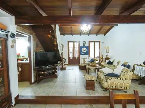 Casa en Venta con 4 cocheras