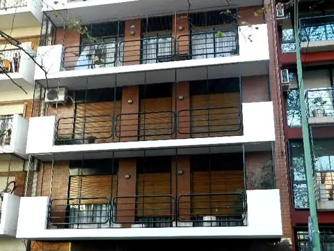 Departamento. 3 dormitorios con dependencia. Cochera.