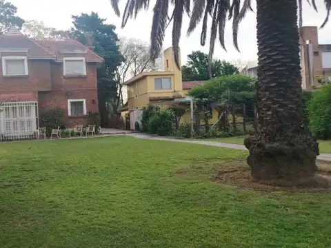 Casa 8 ambientes con 2 baños