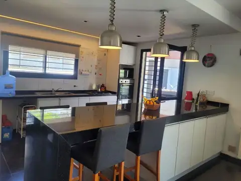 VENTA CASA 4 DOR CON PILETA EXC UBICACION UNQUILLO