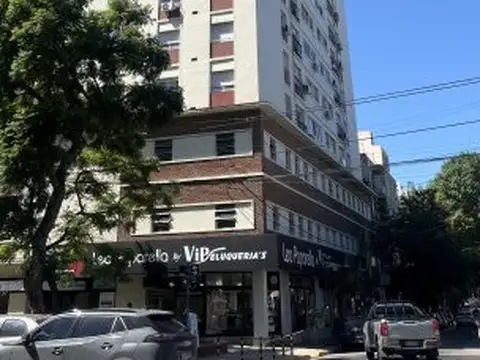 Semipiso de 4 ambientes con cochera; vista al río.