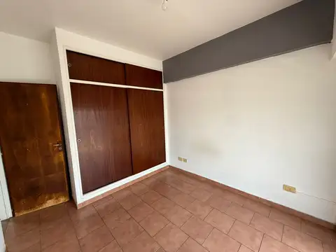 ALQUILER - Departamento 3 amb. con balcón y patio.