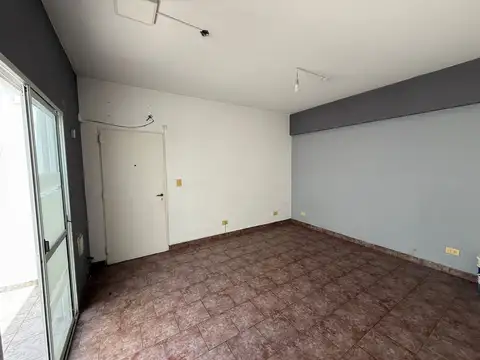 ALQUILER - Departamento 3 amb. con balcón y patio.