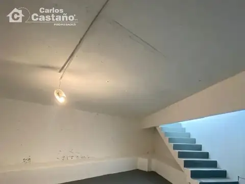 Exc. Local con vidriera y paredón para publicidad sobre Av San Martín y a metros de la estación Flor