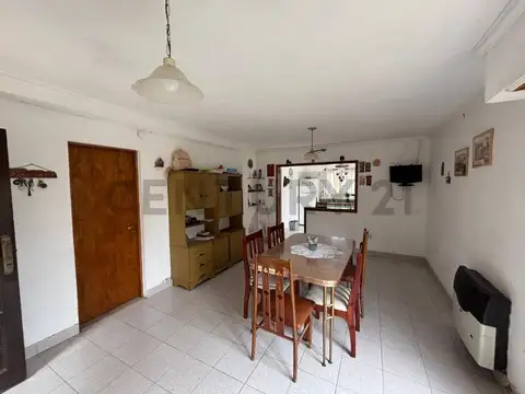 Casa 4 ambientes con 2 baños