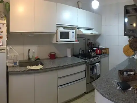 RETASADA. Barrio Belgrano Casa dos dormitorios - White y Perú - Excelente estado