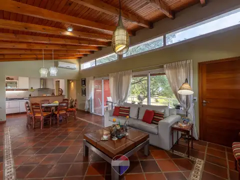 Casa en Venta con 2 cocheras