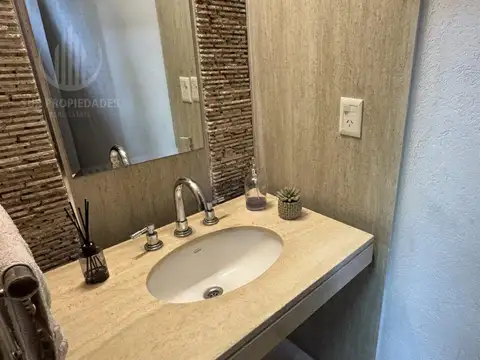 Casa 5 ambientes con 4 baños