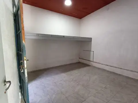 Local para deposito de 48 m2 + Patio.