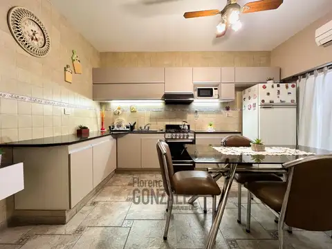 Casa 4 ambientes con 2 baños