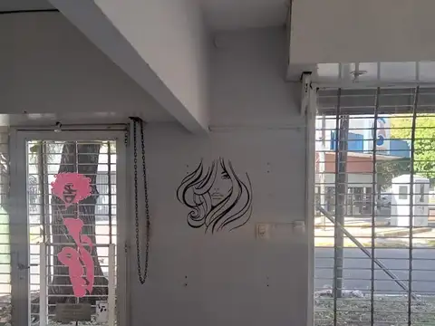 Local comercial en equina. Derqui al 700 Banfield