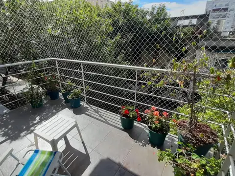 Semipiso de 3 ambientes con balcón terraza.